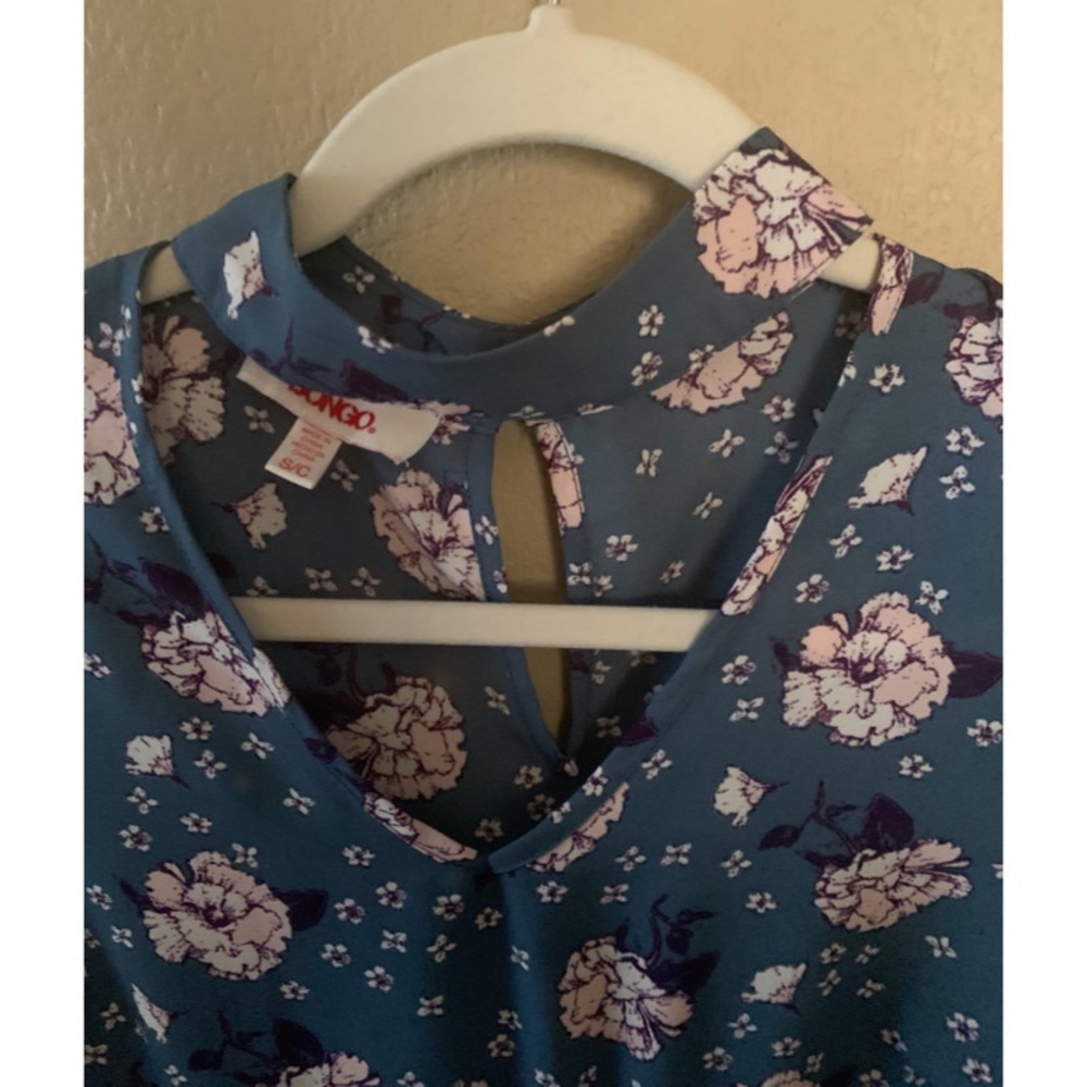 Floral Blouse🌸 - Picture 2 of 4